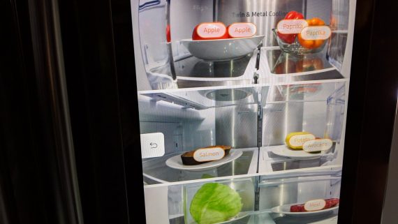 Bixby Vision распознает продукты в холодильнике